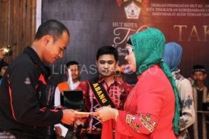 Saat menerima anugerah Takengon Award I, 17 Februari 2013 lalu
