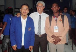 Dua orang mahasiswa peserta terjauh, dari Aceh, Andi Rahman (kiri) & Meraoke bersama Rektor UNTAD. (Ist)