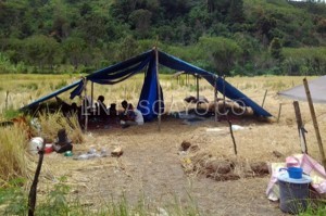 Tenda pengungsi korban gempa.