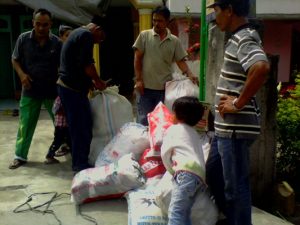 Masyarakat Kampung Nunang, sedang mengumpulkan bantuan yang terkumpul (LintasGayo.co : Zuliana)