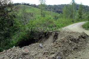 kondisi jalan yang longsor akibat kerusakan hutan di Gayo Lues.(LGco-023)