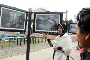 Wakil Walikota Banda Aceh didampingi Ketua Panitia Chaideer Mahyuddin melihat foto yang dipamerkan.(LGco-ghassa)
