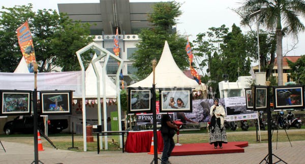 Wakil Walikota Banda Aceh Illiza Sa’aduddin Djamal saat membuka pameran foto amal “Pray for Gayo” .(LGco-ghassa)