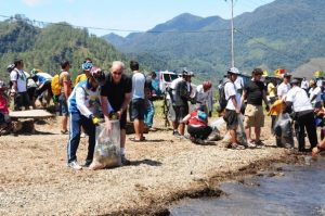 Pembersihan sampah di Pante Menye oleh komunitas sepeda Aceh.