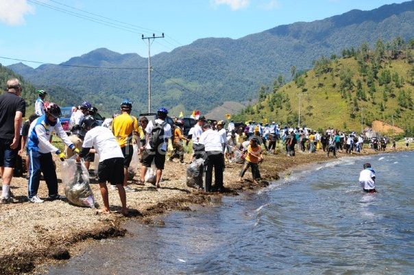 Ilustrasi : Pembersihan Danau Lut Tawar sambil berwisata oleh komunitas pesepeda Aceh tahun 2009 lalu. (Kha A Zaghlul)