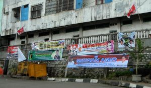 Spanduk di tikungan jalan pasar tradisional Takengon