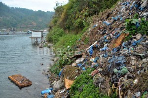 Serakan sampah di Ujung Baro Lut Tawar. (Kha A Zaghlul)