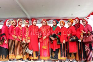 Para ibu-ibu istri pejabat foto bersama dengan pakaian khas Gayo.(LGco-aman ZaiZa)