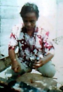 Syeh Kilang saat membuat alat musik Gerantung. (Doc. Nasiruddin)