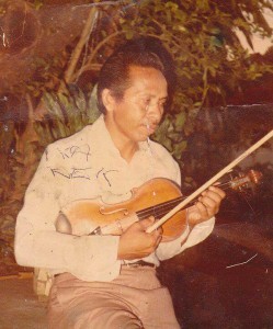 Syeh Kilang bersama biola kesayangannya. (Doc. Nasiruddin)