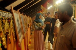 Pengunjung sedang mendengarkan penjelasan narasumber tentang foto (Foto : Supri Ariu)