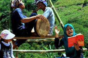 Zuliana Ibrahim Baca Puisi diiringi Gegedem dan Soling Gayo (Foto Aman Renggali)