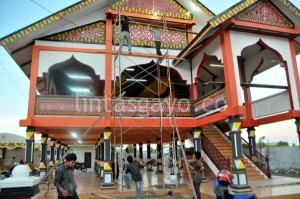 Suasana Anjungan Gayo Lues saat direnovasi untuk persiapan PKA ke-6 (Foto : Supri Ariu)