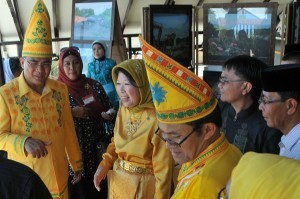 Menparekraf RI saat berkunjung ke anjungan Aceh Tengah, Jum'at 20 September 2013. (Kha A Zaghlul)