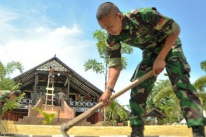 Anggota TNI turut serta siapkan arena PKA 6. (Kha A Zaghlul)