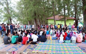 Suasana pesijuk mahasiswa Gayo Lues di Pantai Ujong Batee, Aceh Besar (Foto : Firdaus)