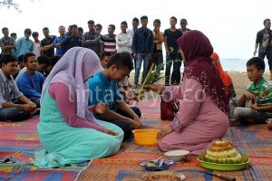 Prosesi pesijuk mahasiswa baru oleh tokoh masyarakat Gayo