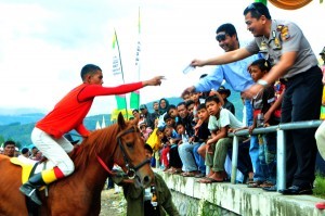 Salah seorang joki mendapatkan sawer dari Kapolres Aceh Tengah, AKBP. Artanto, SIK. (d'aKa)