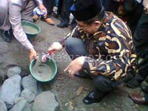 Sekda Aceh, Drs. H. Hermawan, MM sedang meletakkan batu pertama pembangunan masjid Baitul Marhamah Kampung Bahgie Kecamatan Bebesen (Foto : Ist)