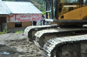 Dengan membawa sapnduk dan bendera GMNI warga dan mahasiwa memprotes aktivitas penggalian dan pengolahan material di Wih Pelang Silih Nara Aceh Tengah. (Kha A Zaghlul)
