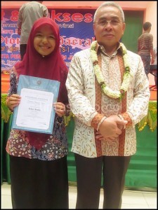 Ledya Ayudila saat menerima penghargaan juara pertama di Geduang AAC Dawan Dawood (Foto : Ist)