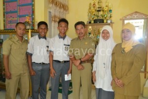 Tiga Orang Siswa SMAN 1 Takengon yang Menang dalam Penulisan Essay Otonomi Daerah Berfoto Bersama Kepala Sekolah dan Guru Pembimbing (LintasGayo.co | Rheny Fharina)