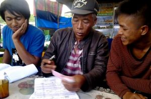 Koordinator tim pacuan kuda Aceh Tengah, Ridwan (tengah) sedang membagikan uang makan kuda. (d'aKa)