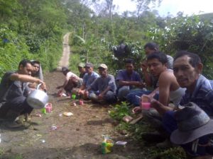 Warga Ulu Nuwih Kab. Aceh Tengah bergotong royong. (Ist)
