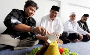 Ketua PWI Aceh Tengah (kiri) bersama Bupati Aceh Tengah (dua dari kiri). (foto Mahyadi | aceh.tribunnews.com)