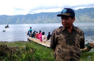 Kadisbudparpora Aceh Tengah, Ir. Nasiruddin.SK,MM saat meninjau kesiapan atlit Dayung Aeh Tengah menuju Pra PORA. (Kha A Zaghlul)