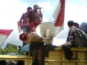 Massa berunjuk rasa tuntut Bupati Bener Meriah mundur. (Jah)