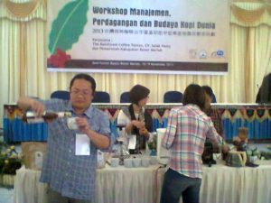 Workshop Manajemen, Perdagangan dan Budaya Kopi Dunia kepada petani kopi Senin (18/11/2013) di Oproom Setdakab Bener Meriah. (Zah)