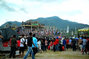 Suasana pacuan kuda di Belang Bebangka Pegasing Aceh Tengah. (LGco-Muna Ardi)