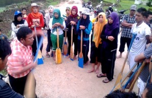 Sukardi dihadapan para atlit Dayung di Rawe Lut Tawar. (Khalis)