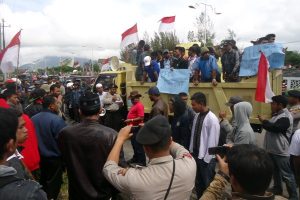 Massa berunjukrasa ke DPRK Bener Meriah. (Man)
