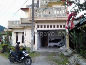 rumah warga terkena gempa 2 Juli 2013 lalu.(LGCo-Khalis)