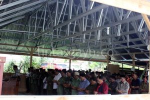 warga shalat Dzuhur di masjid darurat di Cekal, Timang Gajah, Bener Meriah.(LGco - a.ZaiZa)