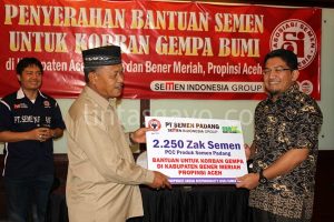 Wakil Bupati BM H Rusli M Saleh saat menerima bantuan semen dari Semen Padang.(LGco-aman.ZaiZa)