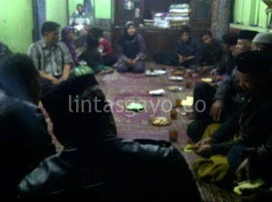 Yusradi saat bersosialisasi dengan masyarakat Bies.(LG.co- ist)