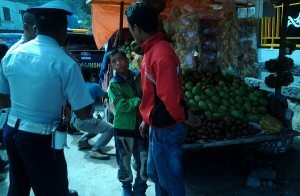 Penertibannpedagang buah di Takengon.