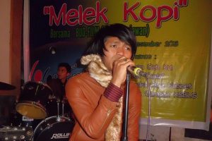 Ervan Ceh Kul tampil di acara Melek Kopi di Wapres Takengon, Minggu 1 Desember 2013. (LGco_Khalis)