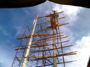 Dua tiang bendera di halaman DPR Aceh. (LGco-Sengeda Kale)