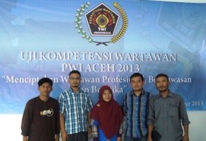 Irwandi (paling kiri) bersama 4 rekannya para wartawan asal Gayo sesaat setelah dinyatakan lulus UKW. (ist)