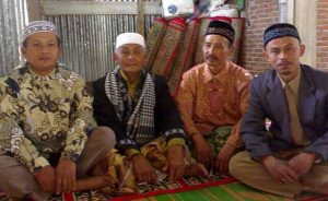 Imem dan Tokoh Masyarakat Kampung Arul Item. (ist)