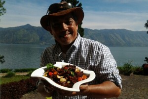 Master Chef Sabri Hassan dengan masakannya di tepi Danau Lut Tawar. (Lgco-Kha A Zaghlul)