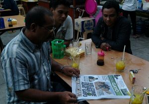 Pengelola loket penjulan tiket penumpang bus PT. Aceh Tengah di Medan, Ansyari Hakim dan kawan-kawan. (ist)