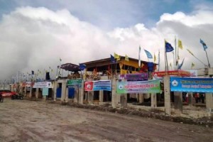 Bendera partai di arena pacuan kuda Gayo Bener Meriah. (LGco-Ihwan)