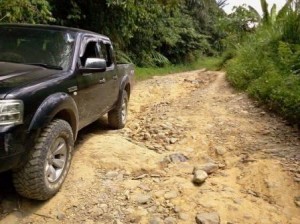 Jalan Pameu yang rusak parah tergerus air. (LGco-Slg)