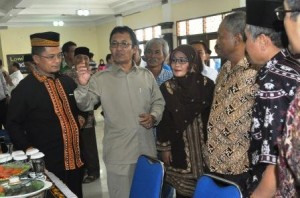 Tgk. Jemarin (paling kiri) bersama Wabup Aceh Tengah Khairul Asmara, Bupati Bener Ruslan Abdul Gani dan lain-lain di aula Asrama Haji Banda Aceh. (LGco-Joe S)