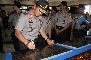 Kapolri Jenderal Pol Sutarman menadantangani prasasti peresmian gedung Satpas.(LGco - aman ZaiZa).